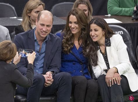 el príncipe guillermo y kate middleton posando para una foto en un partido de la nba entre los