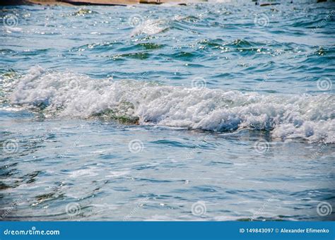 Ondas Do Oceano Se Quebrando Nas Rochas Da Costa Imagem De Stock