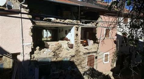 Terremoto Centro Italia Ecco Il Paese Distrutto Filmato Dai Cacciatori