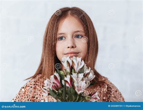 Portrait D Une Petite Fille Dans Le Studio Une Fille Se Tient Debout