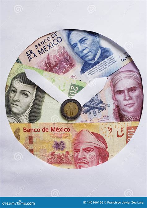 Billetes De Banco Y Moneda De Pesos Mexicanos Con El Papel Que Forma La