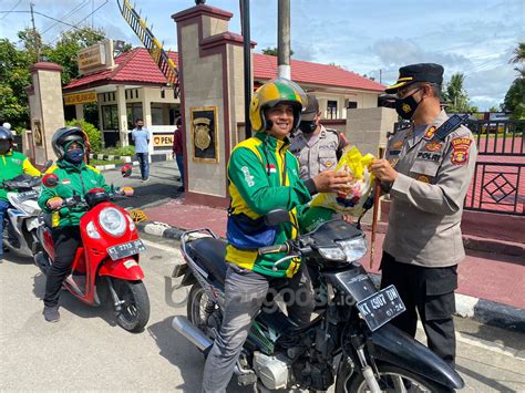 Harga BBM Naik Polres Bontang Bagikan Sembako Ke Ojol Dan Sopir Angkot