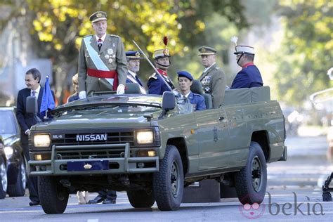 El Rey Juan Carlos Pasa Revista A La Guardia Real El D A De La