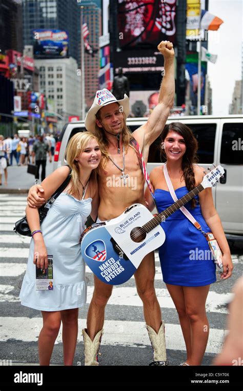 Naked Cowboy Entertainer Mit Touristen Im Times Square New York City