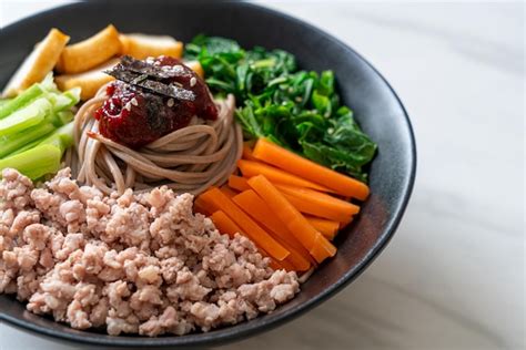 Macarrão frio picante coreano bibim makguksu ou bibim guksu estilo de