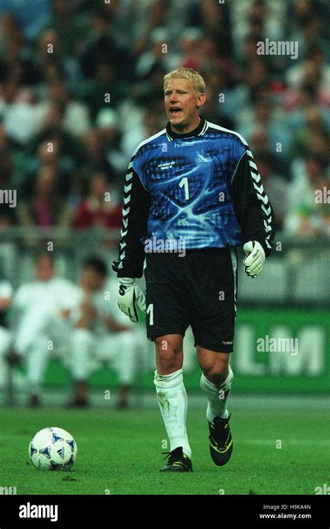 PETER SCHMEICHEL DENMARK MANCHESTER UNITED FC 02 July 1998 Stock