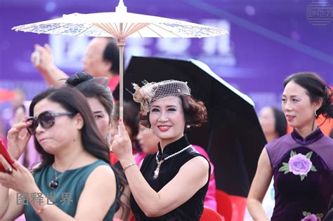 浙江大嫂大妈有钱有闲，开着豪车来走秀，跳跳舞出出汗更美丽 搜狐大视野 搜狐新闻