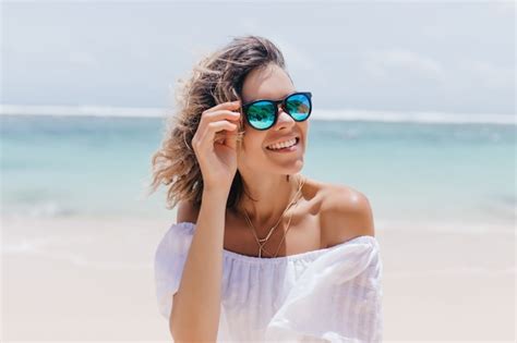 Mujer Glamorosa En Vestido Blanco Disfrutando Del Verano En El Resort