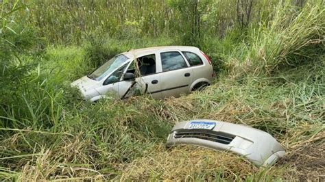 Motorista Perde Controle E Carro Capota Na Br Em Caratinga