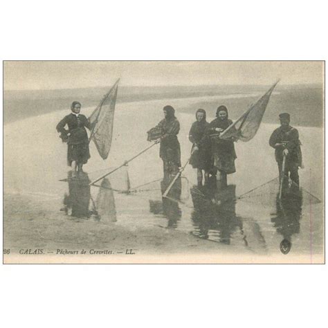 carte postale ancienne 62 CALAIS Pêcheurs et Pêcheuses de Crevettes