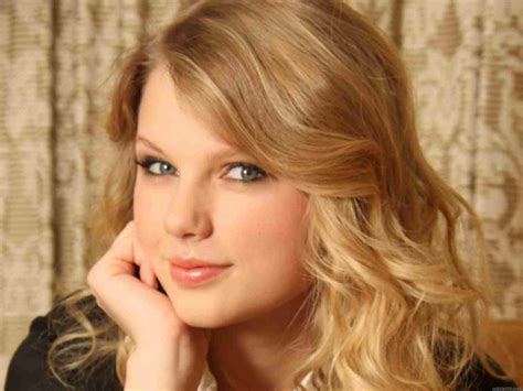 Taylor Swift Biography - Age, DOB, Height, Family, Career, Awards