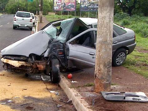 G Motorista Fica Ferido Ap S Carro Bater Em Poste Na Via Norte Em