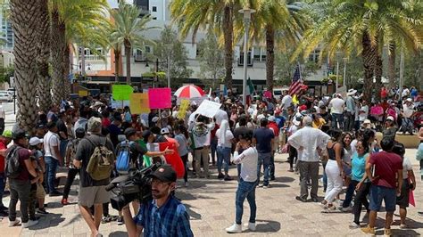 Inmigrantes Protestan En Florida Queens Latino