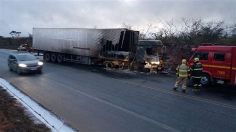 Carreta carregada de sal pega fogo na BR 251 em Francisco Sá MG WebTerra