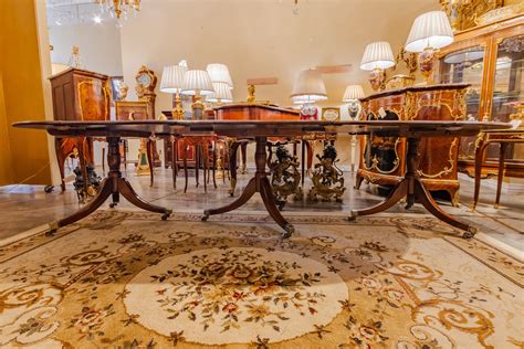 Mesa de Comedor Grande con Triple Pedestal de Caoba de la Época de la