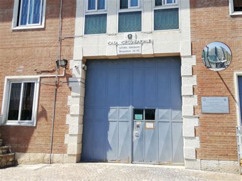 Introduce Droga E Telefonini Nel Carcere Di Avellino Arrestato Medico