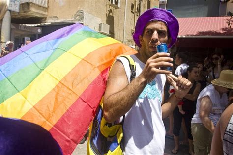 Homem Novo A Bandeira Do Arco Ris Na Parada Ta Do Orgulho