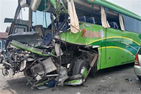 Foto Libur Panjang Bus Pariwisata Yang Beroperasi Wajib Laik Jalan