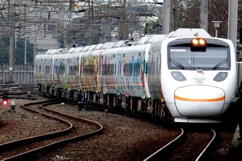 太魯閣號卡在瑞穗站旅客擠爆月台 疑車軸故障直冒黑煙 上報 焦點