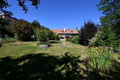 Belle Maison Au Milieu De La Verdure Au Calme Avec Un Grand Jardin