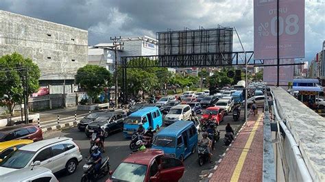 Foto Situasi Jalan Pusat Kota Manado Sulawesi Utara Hari Jelang