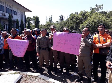 Tuntut Jadi Pns Ribuan Honorer K Kepung Kantor Bkpsdm Spirit News