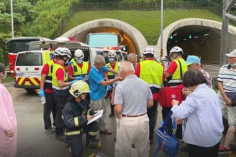 疑颱風天雨視線不佳 蘇花改2遊覽車追撞釀19傷 上報 Line Today