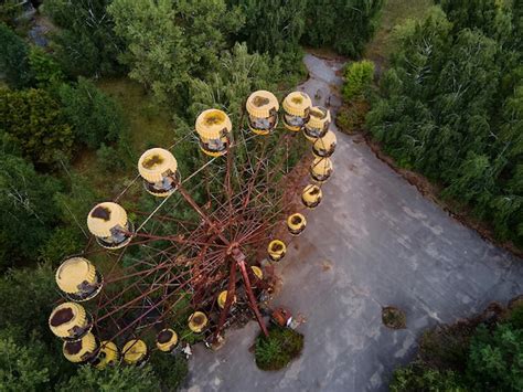 Vista A Rea Da Velha Roda Gigante Abandonada No Parque De Divers Es Na