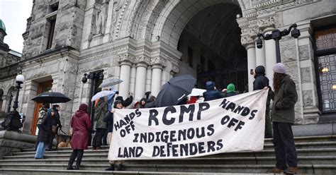 People Are Protesting All Over Canada About Police Raiding Indigenous