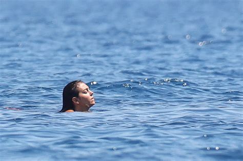 Georgina Rodríguez en bikini después de dar a luz es la última mujer invisible