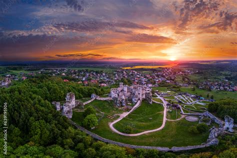 Szlak Orlich Gniazd Zamek Ogrodzieniec We Wsi Podzamcze Stock Photo