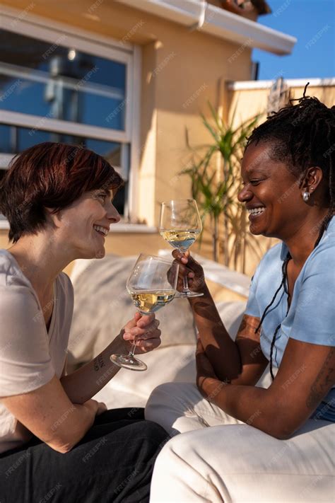 Free Photo Medium Shot Lesbian Couple At Restaurant