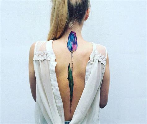 Los Tatuajes A Lo Largo De La Columna Vertebral Son Tendencia Y