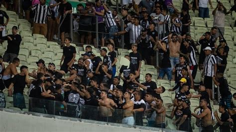 Lament Vel Torcida Do Cear Briga Entre S E Invade O Campo Em Jogo