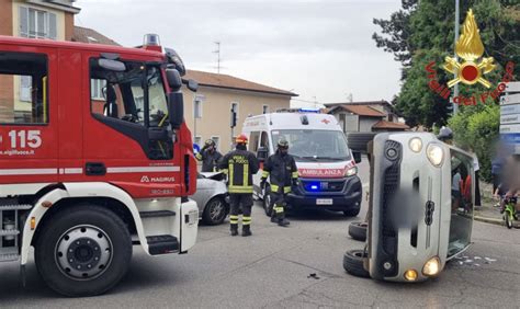 FOTO Auto Si Ribalta Dopo Lo Scontro All Incrocio Un Ferito A Cassano