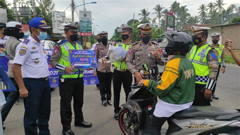 Polres Pesawaran Bagi Sembako Dan Helm Dalam Operasi Zebra Krakatau