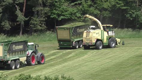 Landwirtschaft Heute Modern Und Schlagkr Ftig Erster Schnitt Mit Krone