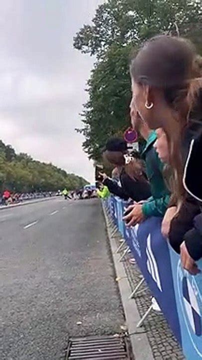 Manifestantes Do Grupo Ltima Gera O Invadem Maratona De Berlim