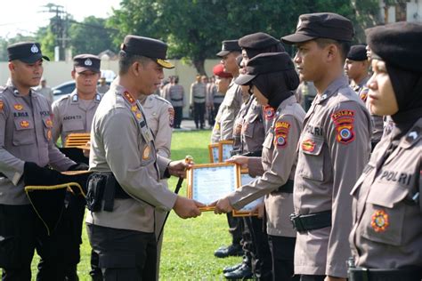 Kapolda Diy Berikan Penghargaan Kepada Personel Dan Asn Berprestasi