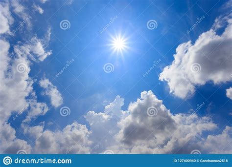 El Cielo Extenso Y Las Nubes Blancas Flotan En El Cielo Foto De Archivo