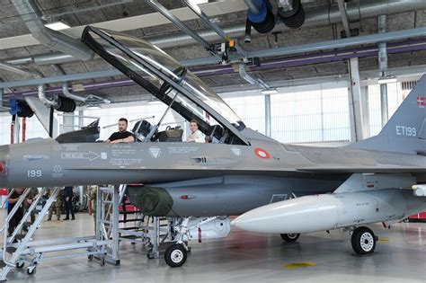 デンマーク軍、ウクライナ軍操縦士8人にf16戦闘機の訓練開始 毎日新聞