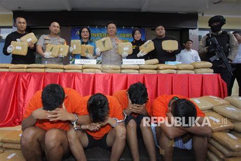 Polisi Tangkap Pengedar Ganja 374 Kilogram Dari Aceh Republika Online