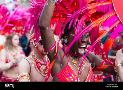 Retrato De Mujer Bailando En Traje De Carnaval De Las Culturas