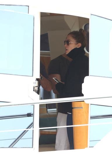 Jennifer Lopez Leva Fam Lia E Equipe Para Passeio De Barco