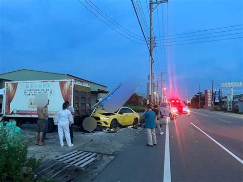 苗栗男疑恍神撞斷店家水泥柱招牌 賓士轎車車頭全毀 社會 中時