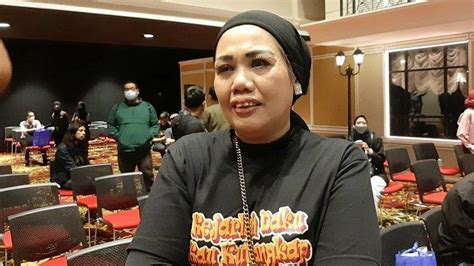 Ditanya Soal Hubungannya Dengan Irwan Aher Elly Sugigi Menangis Minta