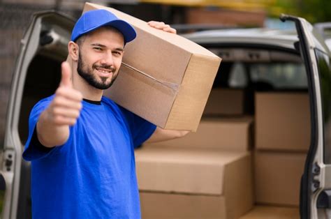 Retrato De Repartidor Sonriente Mostrando El Pulgar Hacia Arriba Foto