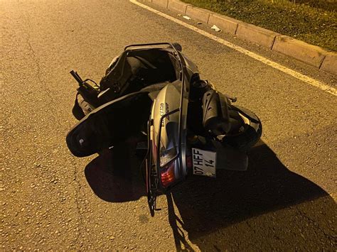 Antalya da Motosikletli kurye yayaya çarptı 2 yaralı