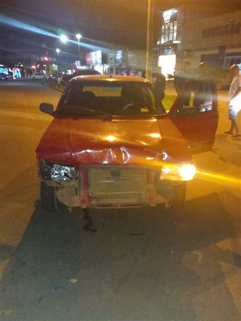 Rolim de Moura Fiat Uno fica parcialmente destruído após colisão em