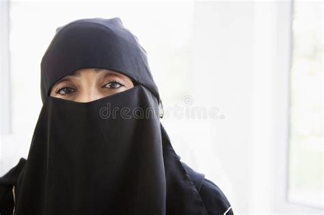 Retrato De Un Negro Que Desgasta De La Mujer De Oriente Medio Imagen De